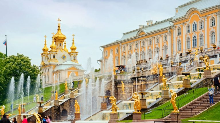 Праздник фонтанов в Петергофе на 3 дня (отель 3*)